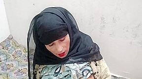 Muslim Woman Ko Uske Abbu Jaan Ne Jabar Dasti Pela