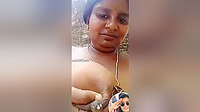 Attractive Desi Bhabhi Reveals Her Milky Boobs