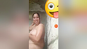 Desi Bhabhi Exhibits Her Bathing On Vc 2